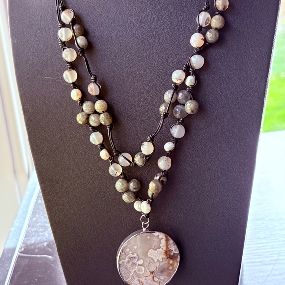 Beautiful Boho Faux Turquoise Agate Beaded Cord Layered Pendant Necklace - Picture 3 of 3